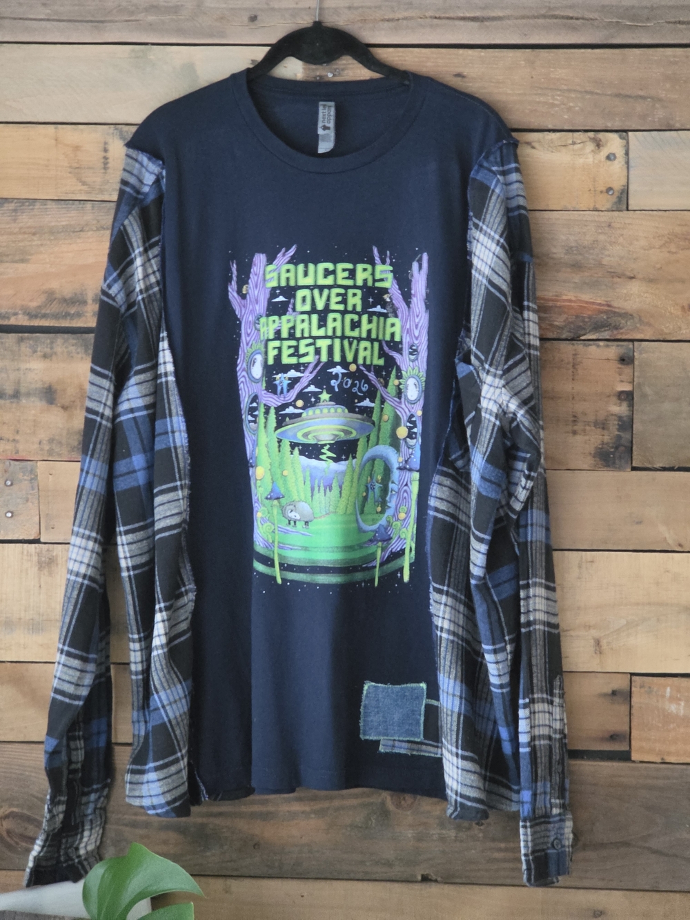 Upcycled Saucer Over Appalachia Festival Black Graphic T-shirt - Picture 4 of 10